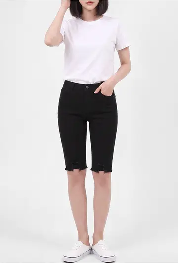 베이지·블랙 톤 반바지와 반팔티 전신 코디 사진