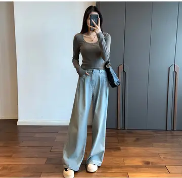차콜·블랙 톤 긴팔티와 청바지 전신 코디 사진