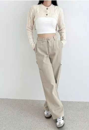 베이지·그레이 톤 가디건과 카고팬츠 전신 코디 사진