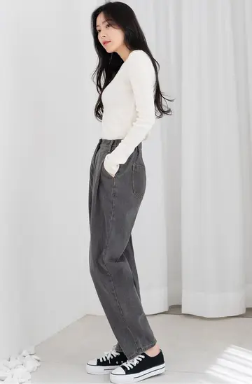 오버핏 청바지와 아이보리 긴팔티 전신 코디 사진
