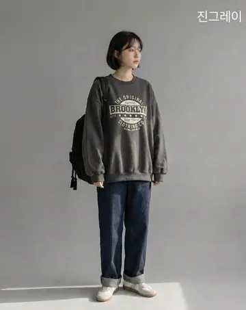 블랙·차콜 톤 맨투맨과 청바지 전신 코디 사진