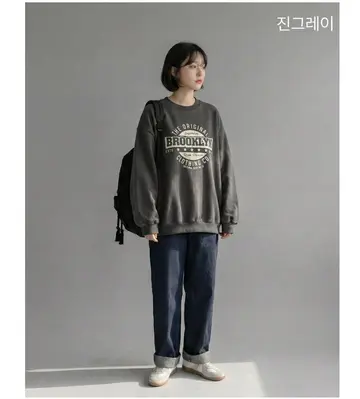 블랙·차콜 톤 맨투맨과 청바지 전신 코디 사진