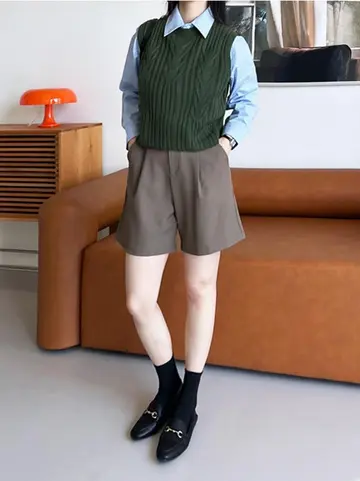 블랙·화이트 톤 베스트와 셔츠 전신 코디 사진
