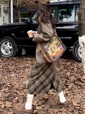 체크 오버핏 롱스커트와 블레이저 전신 코디 사진