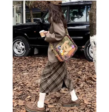 브라운·베이지 톤 체크 롱스커트와 블레이저 전신 코디 사진