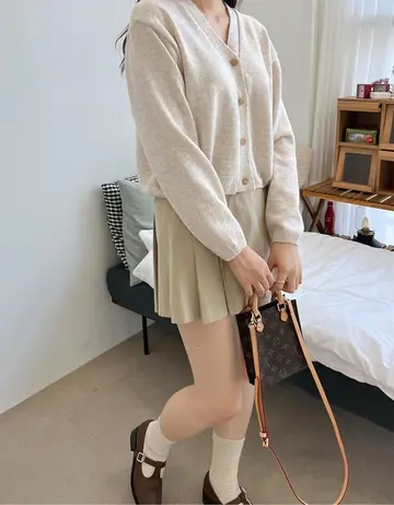 베이지 오버핏 스트라이프 가디건과 베이지 미니스커트 전신 코디 사진