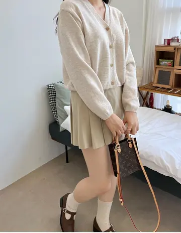 화이트·카키 톤 스트라이프 가디건과 미니스커트 전신 코디 사진