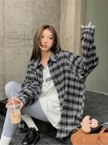 블랙 오버핏 체크 셔츠와 체크 재킷 전신 코디 사진