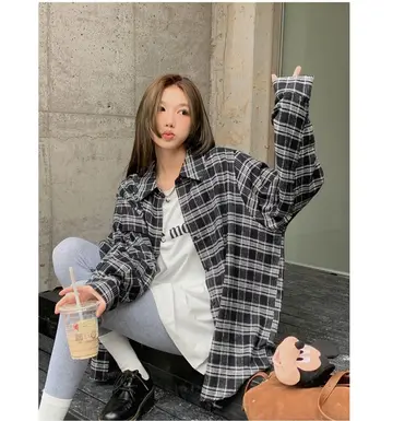 아이보리·차콜 톤 체크 셔츠와 재킷 전신 코디 사진