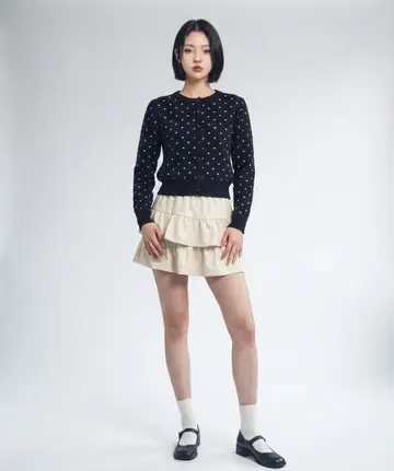 블랙·베이지 톤 도트 가디건과 미니스커트 전신 코디 사진