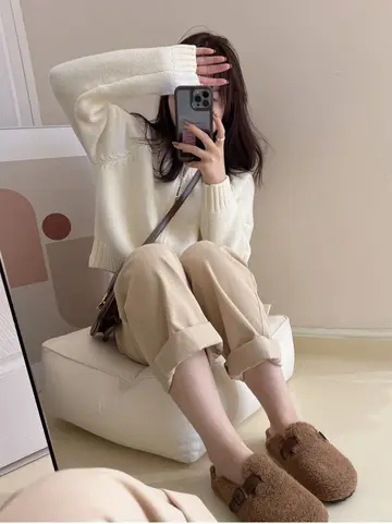 브라운·아이보리 톤 가디건과 카고팬츠 전신 코디 사진