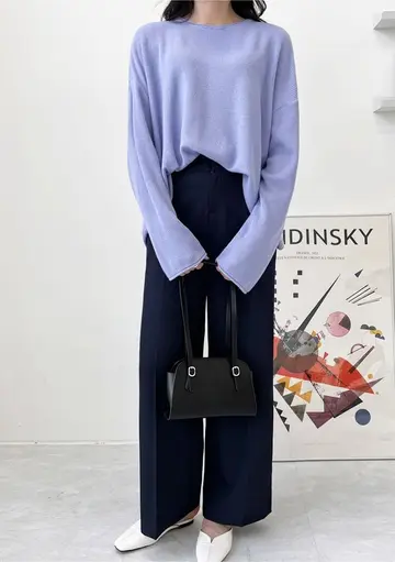 라벤더 오버핏 캐시미어 니트와 블랙 와이드팬츠 전신 코디 사진