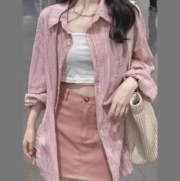 오버핏 스트라이프 셔츠와 스트라이프 재킷 전신 코디 사진