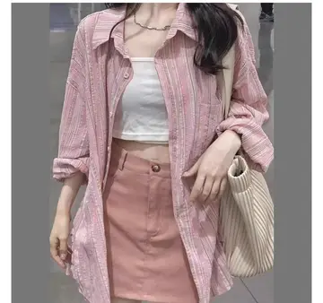 그레이·화이트 톤 스트라이프 셔츠와 재킷 전신 코디 사진