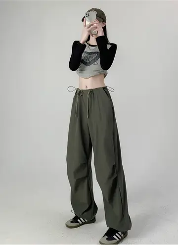 블랙·차콜 톤 와이드 조거팬츠와 긴팔티 전신 코디 사진
