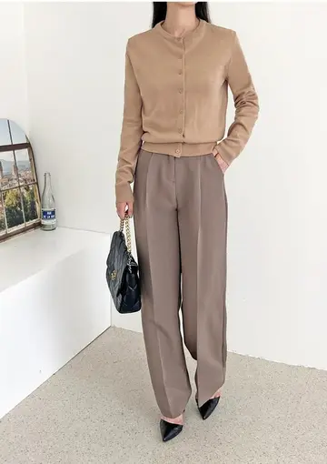카멜·그레이 톤 가디건과 슬랙스 전신 코디 사진