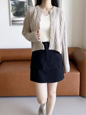 베이지 가디건과 미니스커트 전신 코디 사진