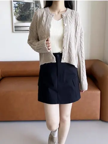 아이보리·블랙 톤 가디건과 미니스커트 전신 코디 사진