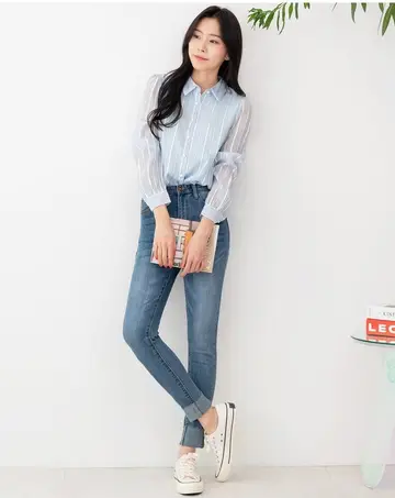 그레이·차콜 톤 청바지와 블라우스 전신 코디 사진