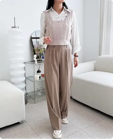 그레이·브라운 톤 오버핏 니트조끼와 슬랙스 전신 코디 사진