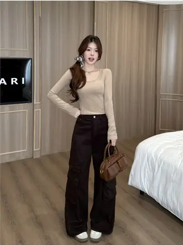 기모 크롭티와 브라운 카고팬츠 전신 코디 사진