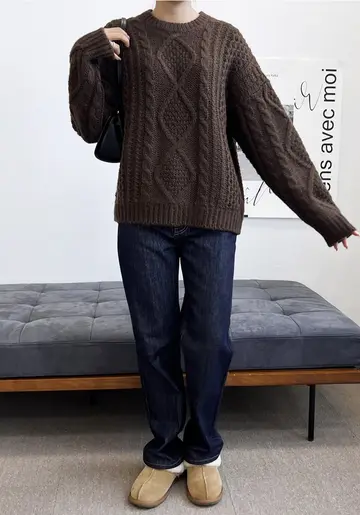 블랙·차콜 톤 꽈배기 배기팬츠와 니트 전신 코디 사진