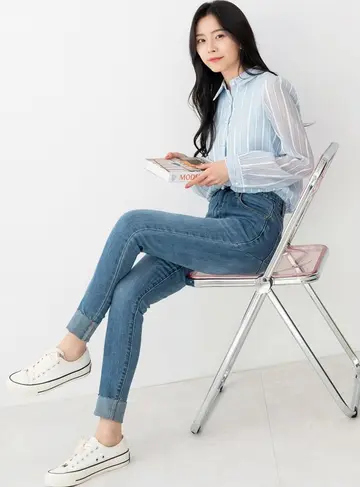 하이웨스트 청바지와 스트라이프 블라우스 전신 코디 사진