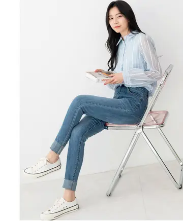 차콜·그레이 톤 하이웨스트 청바지와 블라우스 전신 코디 사진