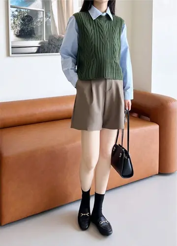 그레이·블랙 톤 크롭 니트조끼 전신 코디 사진