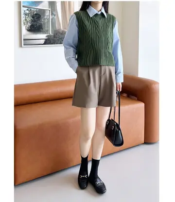 그레이·블랙 톤 크롭 니트조끼 전신 코디 사진