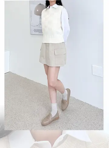 화이트·베이지 톤 니트조끼와 미니스커트 전신 코디 사진