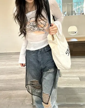 블랙 레이스 랩스커트와 긴팔티 전신 코디 사진