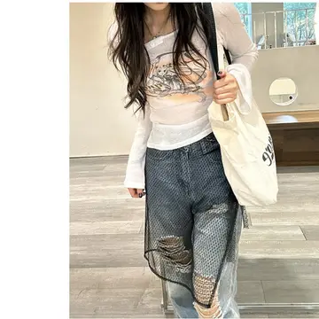 차콜·아이보리 톤 레이스 랩스커트와 긴팔티 전신 코디 사진