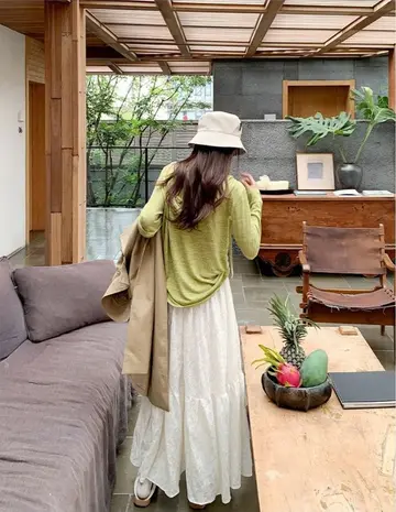 카키·베이지 톤 오버핏 후드티와 롱스커트 전신 코디 사진