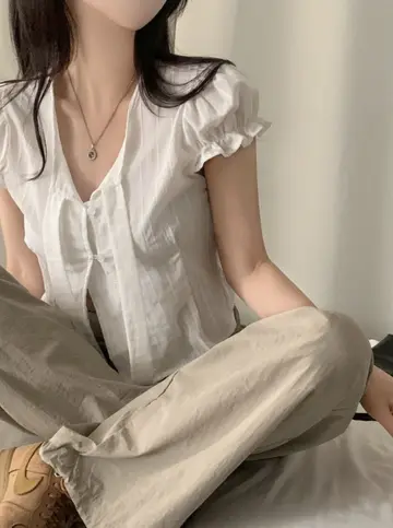 화이트 블라우스와 와이드팬츠 전신 코디 사진