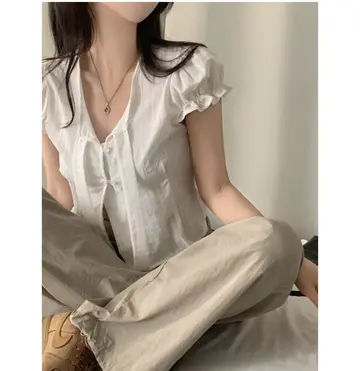 그레이·브라운 톤 블라우스와 와이드팬츠 전신 코디 사진
