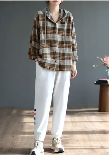 체크 오버핏 바람막이와 후드티 전신 코디 사진