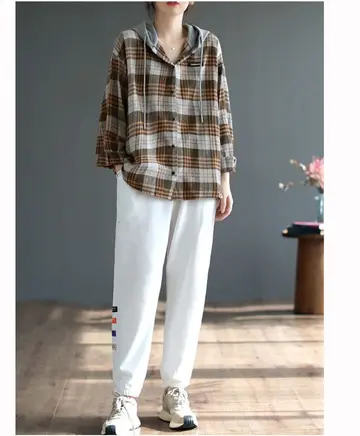그레이·블랙 톤 바람막이와 후드티 전신 코디 사진