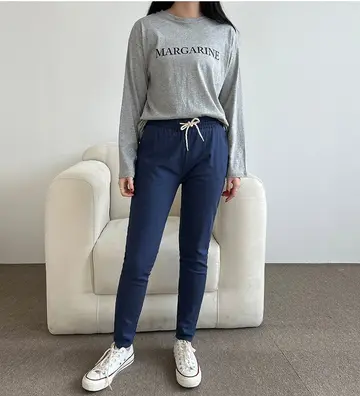 네이비·그레이 톤 조거팬츠와 긴팔티 전신 코디 사진