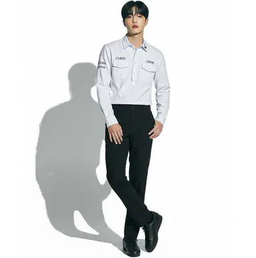 블랙·화이트 톤 셔츠와 바람막이 전신 코디 사진
