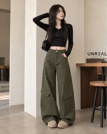 카고팬츠와 블랙 가디건 전신 코디 사진