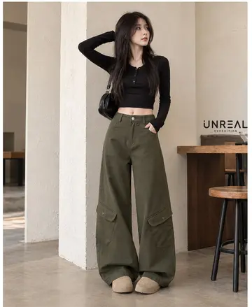 블랙·차콜 톤 카고팬츠와 가디건 전신 코디 사진