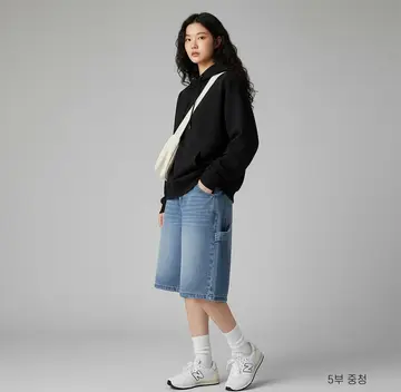 블랙·베이지 톤 반바지와 후드티 전신 코디 사진