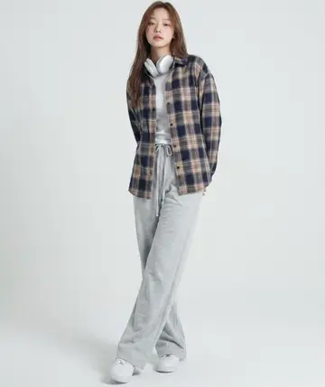 차콜·그레이 톤 체크 셔츠와 재킷 전신 코디 사진