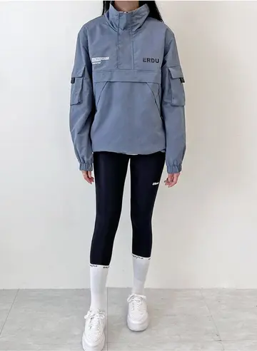 그레이·블랙 톤 바람막이와 레깅스 전신 코디 사진