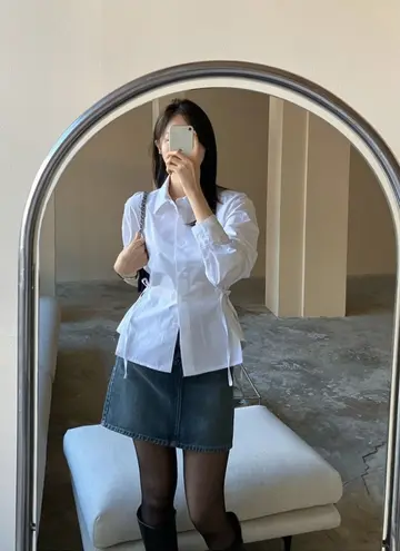 화이트 셔츠와 미니스커트 전신 코디 사진