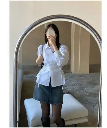 스카이블루·그레이 톤 셔츠와 미니스커트 전신 코디 사진
