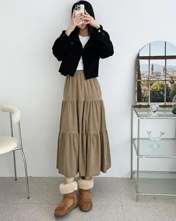 블랙·화이트 톤 스커트와 집업 전신 코디 사진
