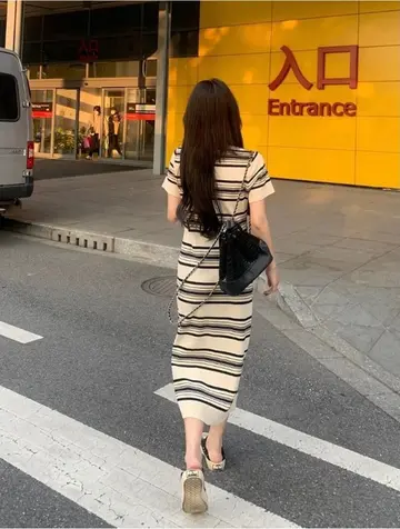 스트라이프 슬림핏 롱원피스 전신 코디 사진