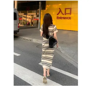 블랙·차콜 톤 스트라이프 롱원피스 전신 코디 사진